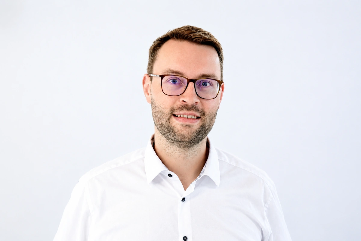 Dr.Post steht im Empfang der Radiologischen Praxis